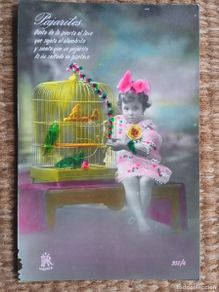 Postais: NIÑA POSANDO CON PAJARITOS